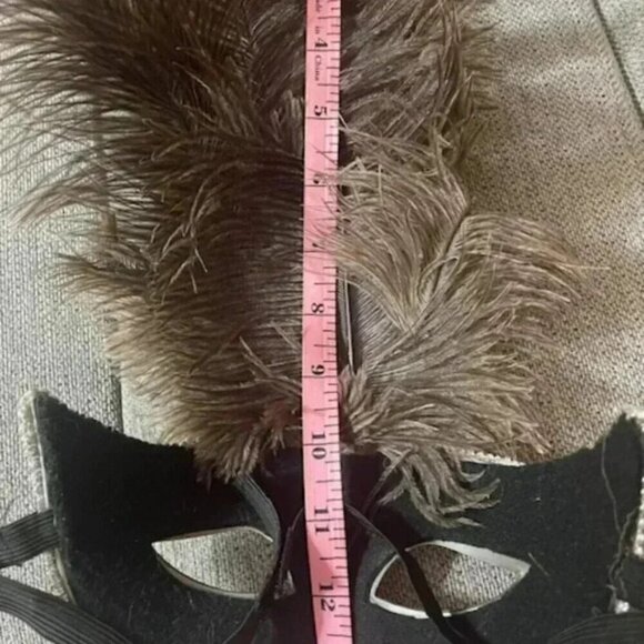 Costume Gold Mask Embellished with Lace and Long Feathers - Picture 5 of 5